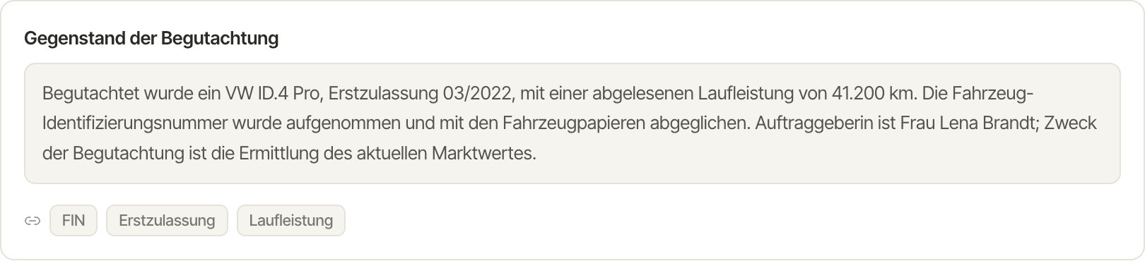 Absatz aus der Prüfansicht der DIAVAG-Plattform: Gutachtentext mit den gebundenen Quellfeldern FIN, Erstzulassung und Laufleistung